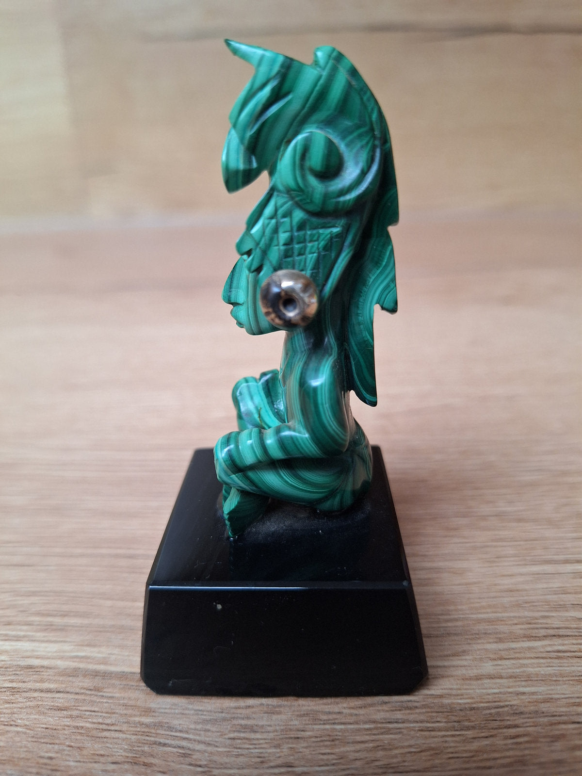 Statuette Vintage en Malachite – Figure Assise de Style Précolombien / Maya sur Socle Obsidienne