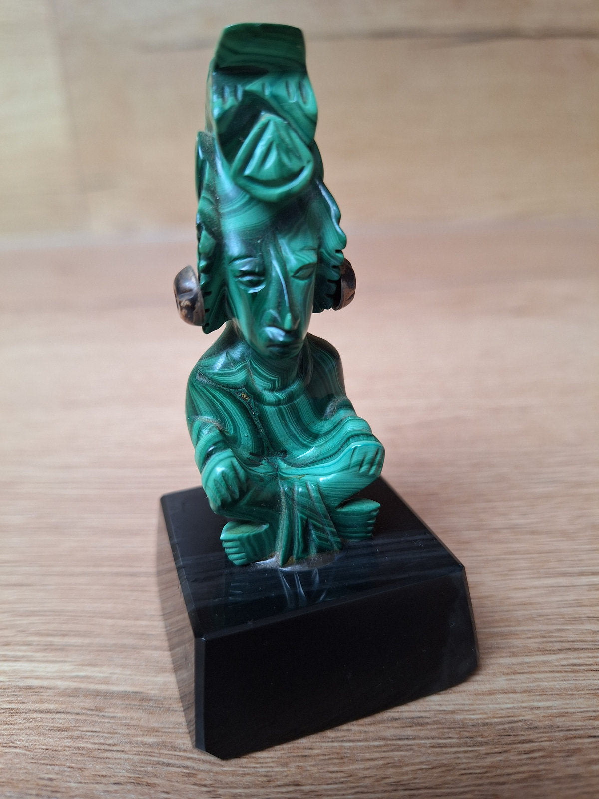 Statuette Vintage en Malachite – Figure Assise de Style Précolombien / Maya sur Socle Obsidienne