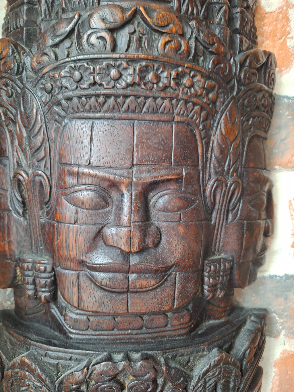 Grande sculpture Jayavarman VII – Visages du Bayon à Angkor – Bois sculpté khmer – Cambodge – 42 cm