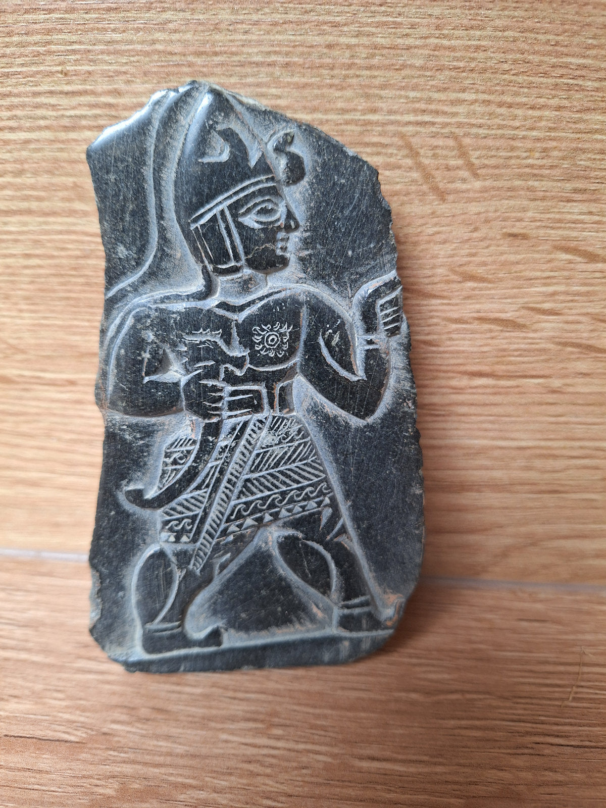 Bas-relief assyrien en pierre gravée – Souverain mésopotamien – 12 cm