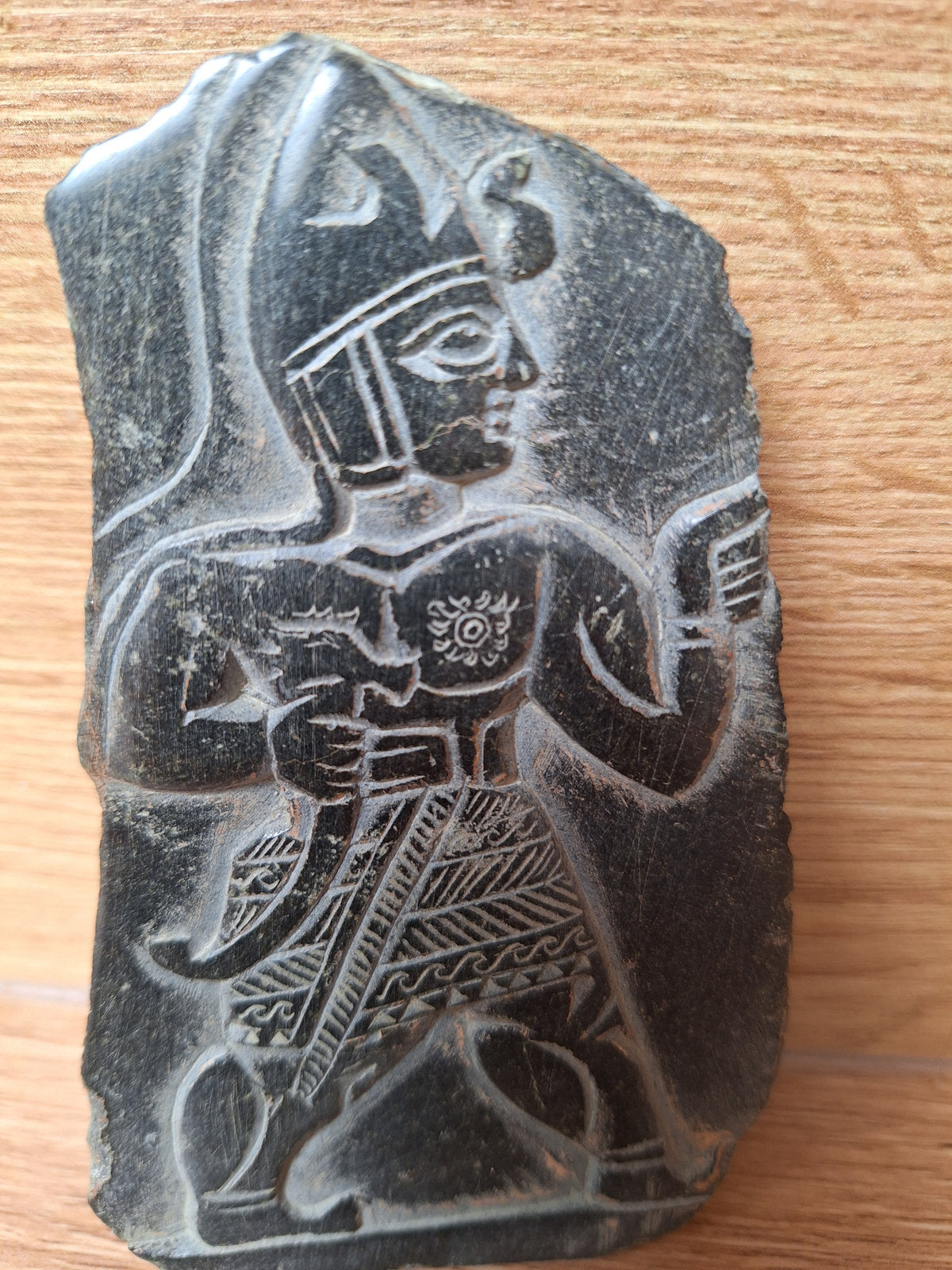Bas-relief assyrien en pierre gravée – Souverain mésopotamien – 12 cm