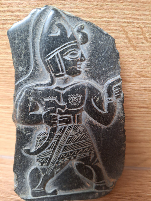 Bas-relief assyrien en pierre gravée – Souverain mésopotamien – 12 cm