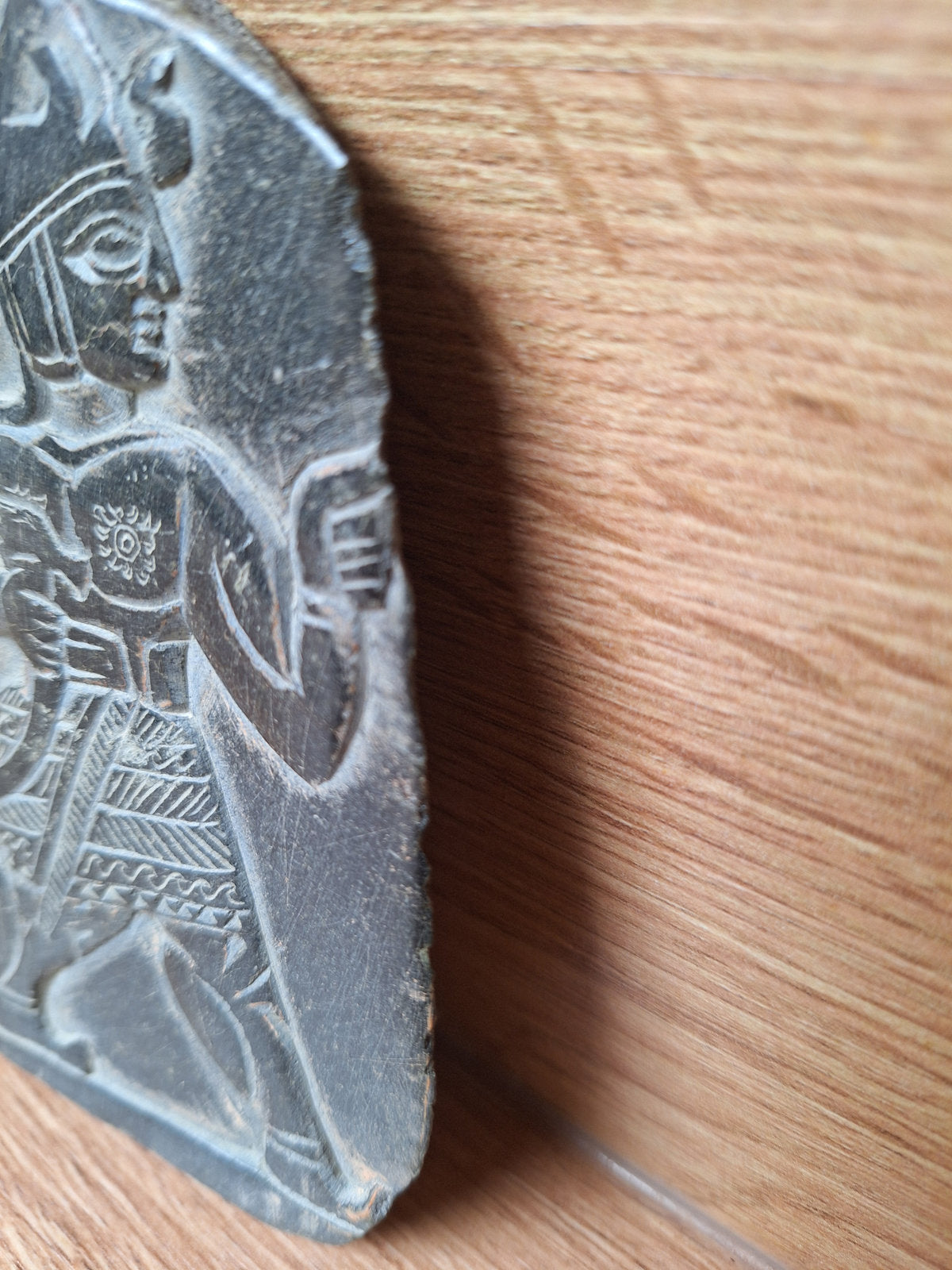 Bas-relief assyrien en pierre gravée – Souverain mésopotamien – 12 cm