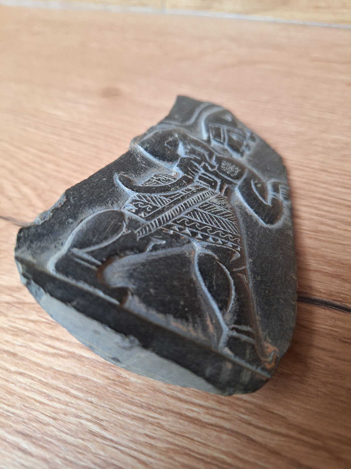 Bas-relief assyrien en pierre gravée – Souverain mésopotamien – 12 cm