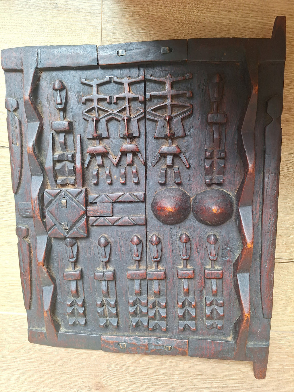 Porte de grenier Dogon en bois sculpté – Mali – Art africain traditionnel – Serrure ancienne