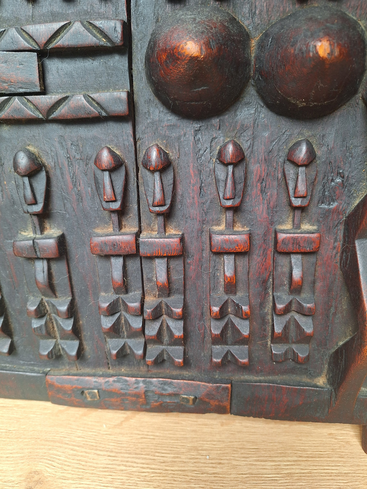Porte de grenier Dogon en bois sculpté – Mali – Art africain traditionnel – Serrure ancienne
