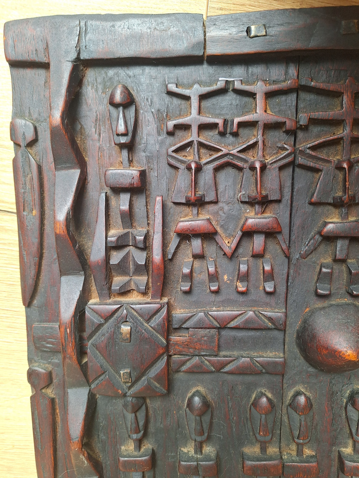 Porte de grenier Dogon en bois sculpté – Mali – Art africain traditionnel – Serrure ancienne