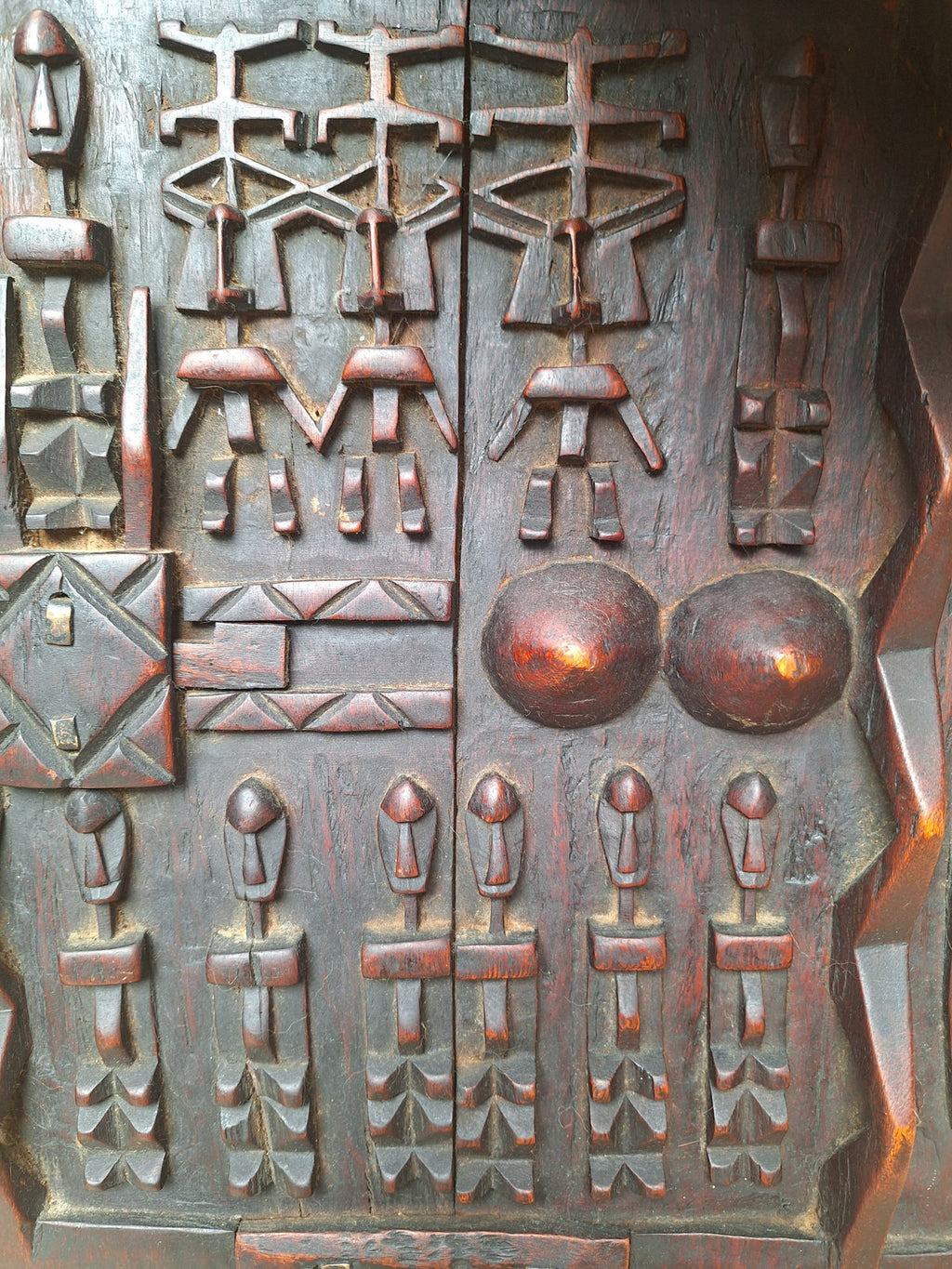 Porte de grenier Dogon en bois sculpté – Mali – Art africain traditionnel – Serrure ancienne