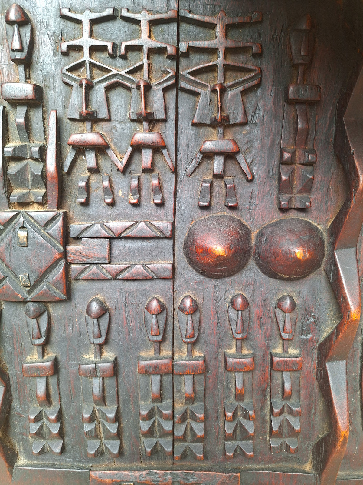 Porte de grenier Dogon en bois sculpté – Mali – Art africain traditionnel – Serrure ancienne