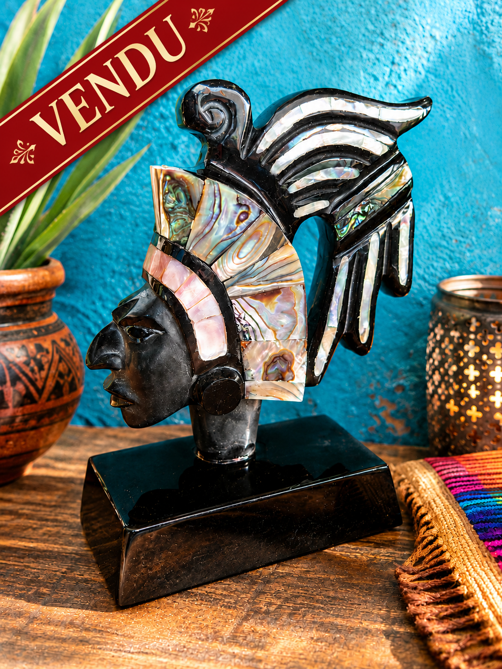 Guerrier aztèque en obsidienne et nacre – Sculpture mexicaine vintage 15 cm