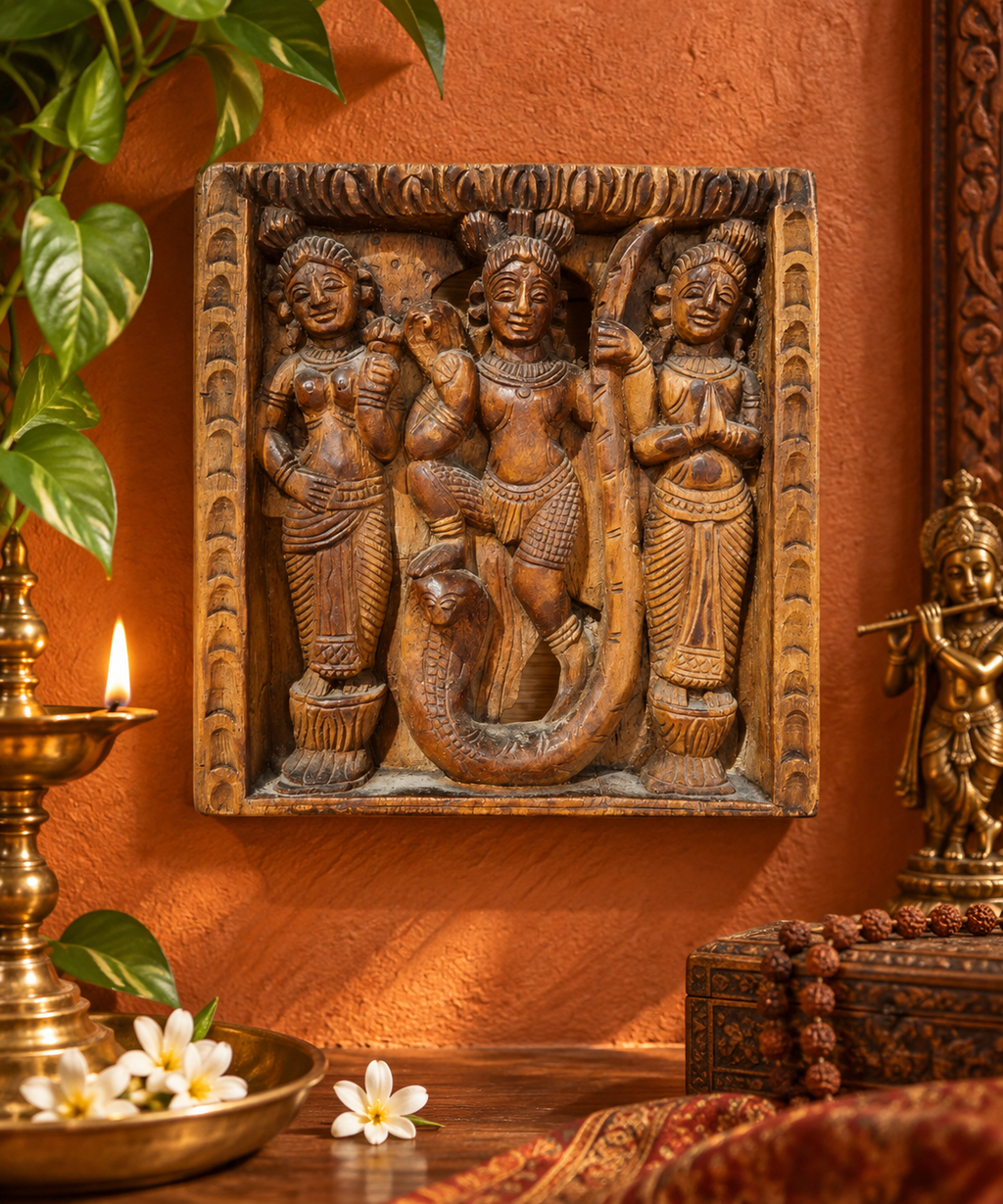 Bas-relief indien Krishna et Kāliya – Bois sculpté – Scène hindoue – Inde vintage