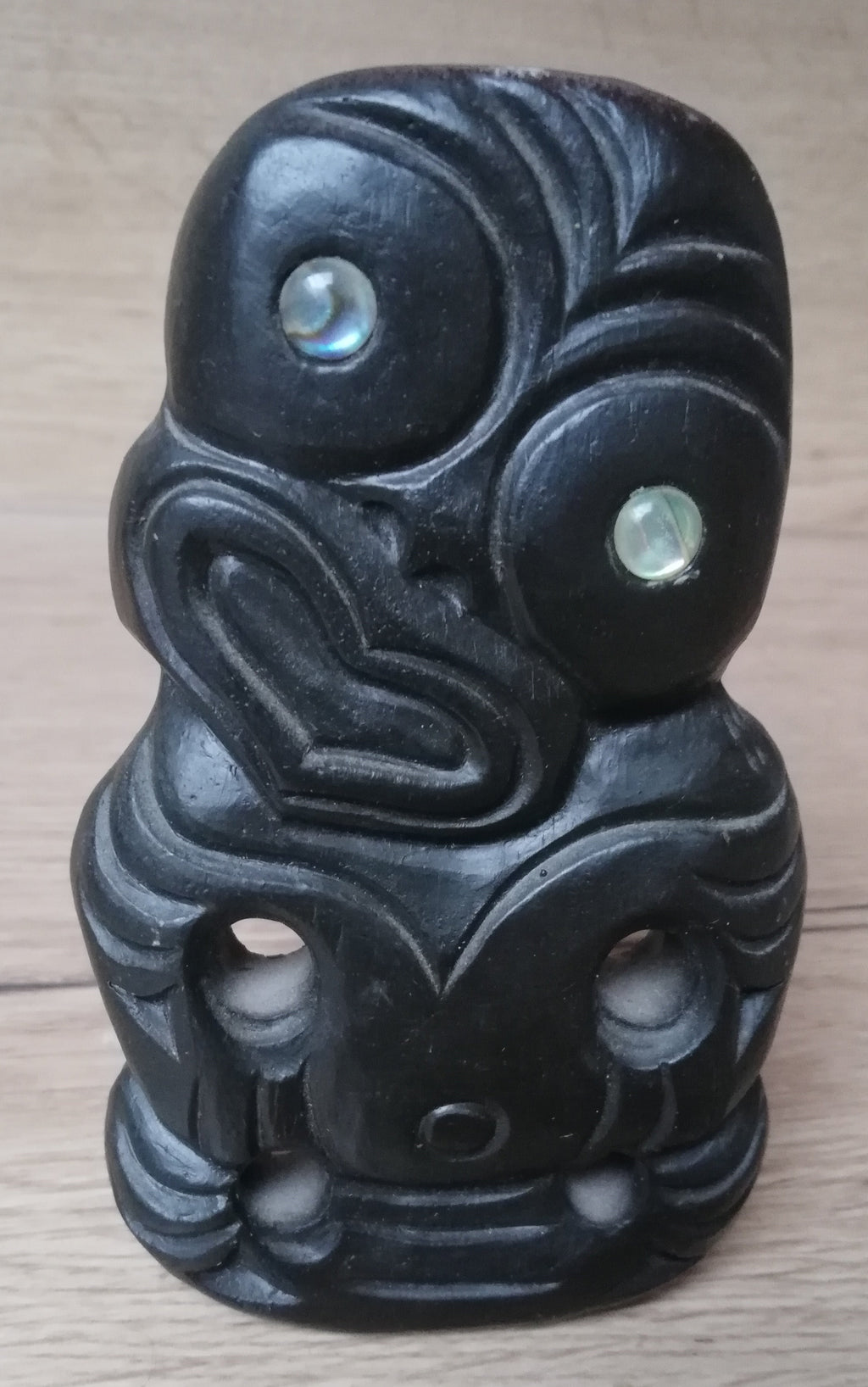 Petite statuette Tiki Māori – Incrustations de pāua – Nouvelle-Zélande – 8 cm