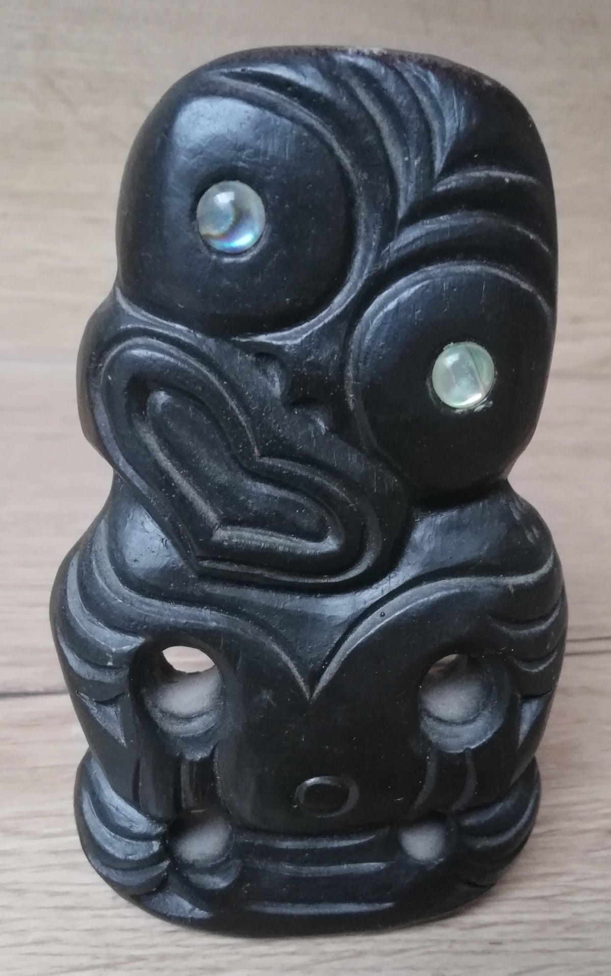 Petite statuette Tiki Māori – Incrustations de pāua – Nouvelle-Zélande – 8 cm