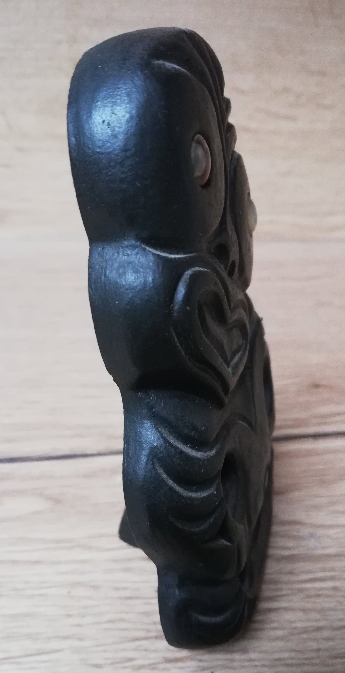 Petite statuette Tiki Māori – Incrustations de pāua – Nouvelle-Zélande – 8 cm