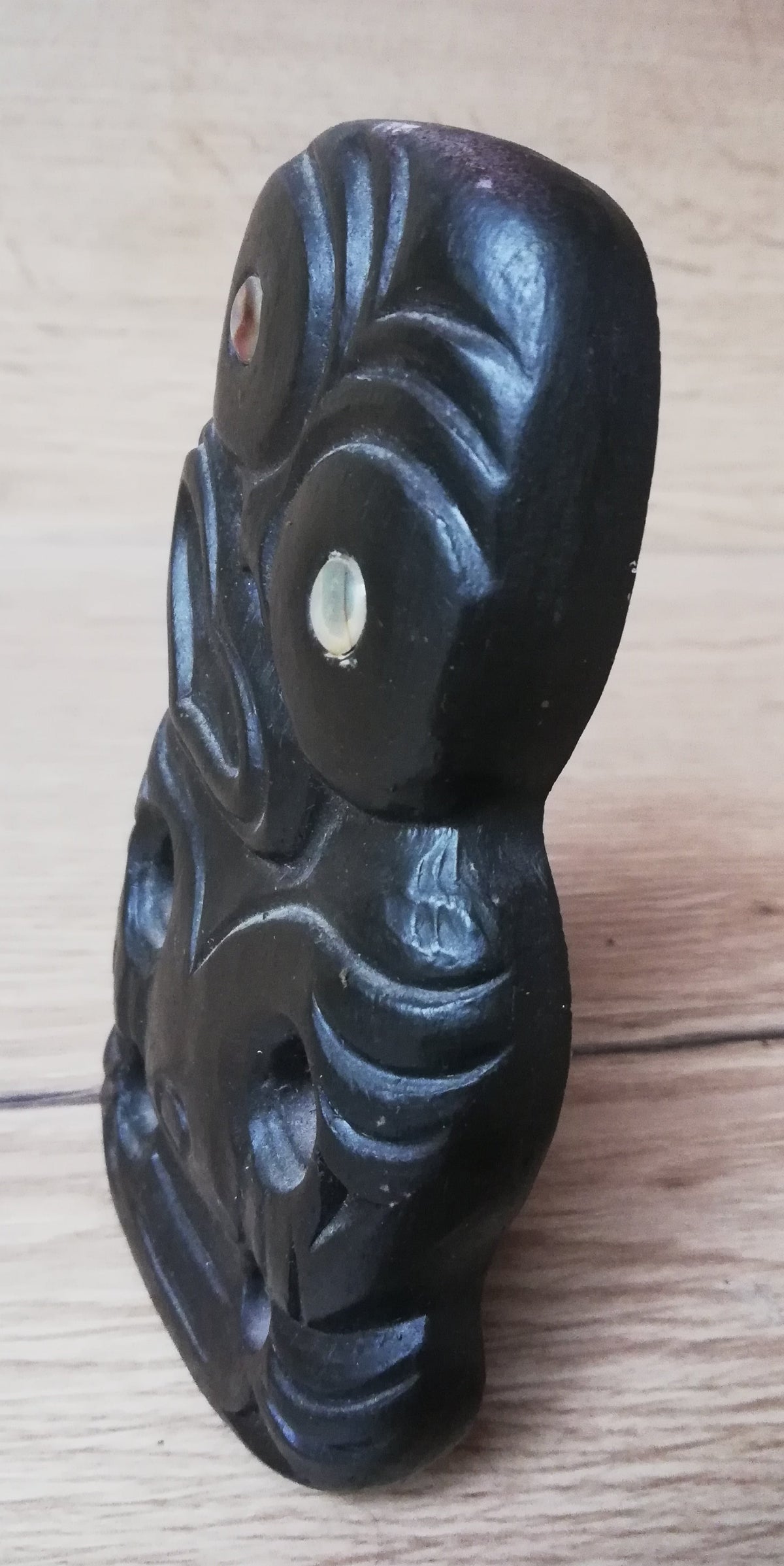Petite statuette Tiki Māori – Incrustations de pāua – Nouvelle-Zélande – 8 cm