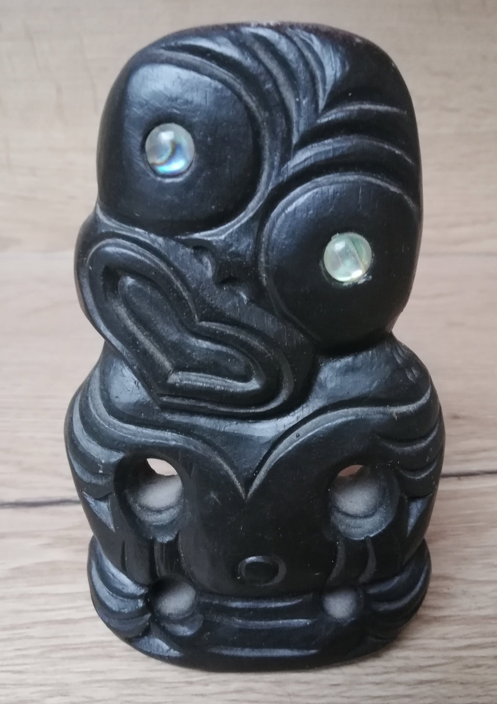 Petite statuette Tiki Māori – Incrustations de pāua – Nouvelle-Zélande – 8 cm