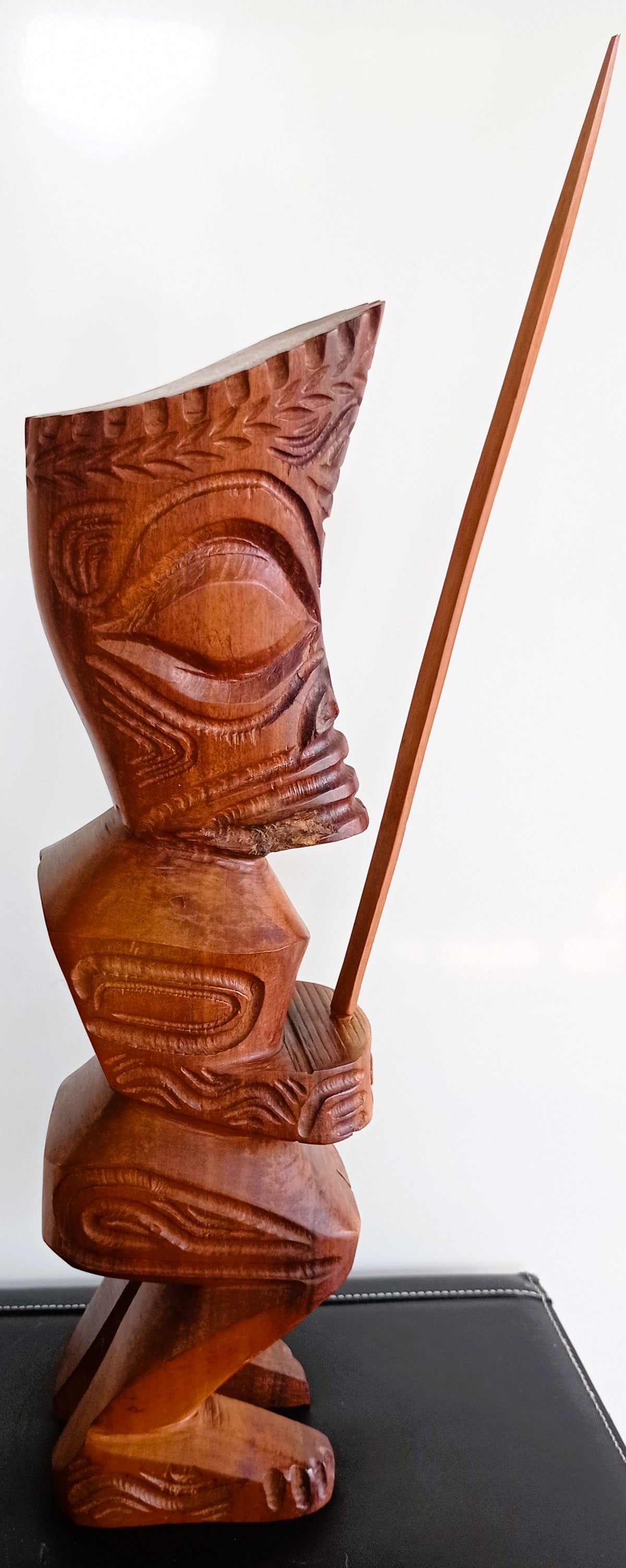 Grand Tiki couronné en bois de rose sculpté – Bora Bora, Polynésie – 40 cm