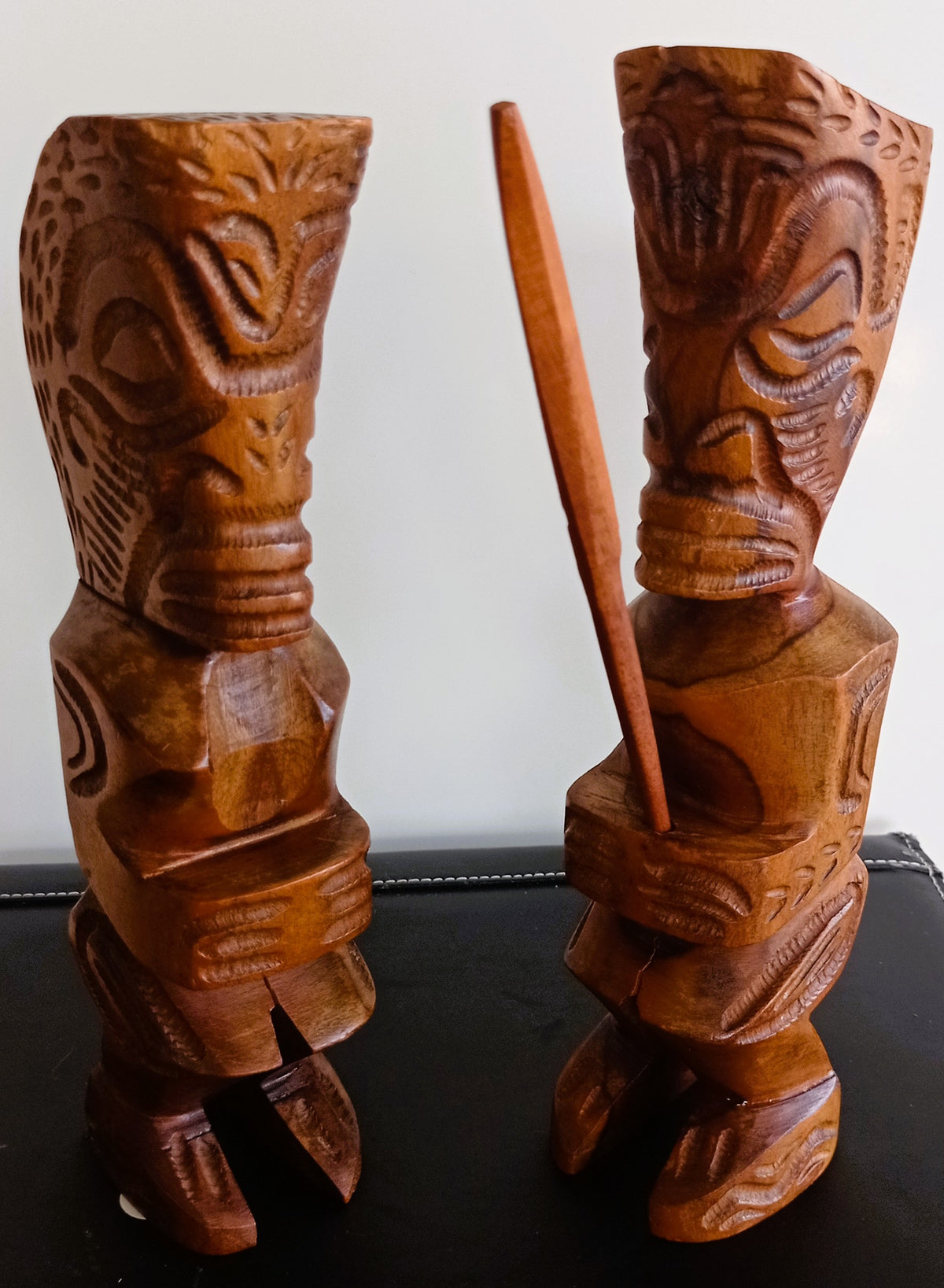 Paire de Tiki en bois sculpté – Artisanat des Îles Marquises, Polynésie – 24 et 25 cm