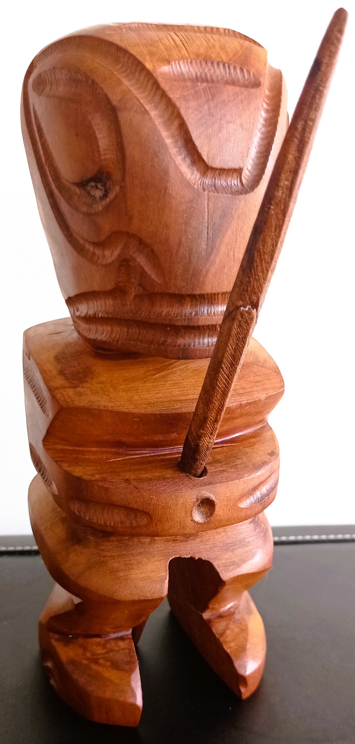 Tiki guerrier polynésien en bois avec lance – Tahiti / Îles Marquises – 18,5 cm