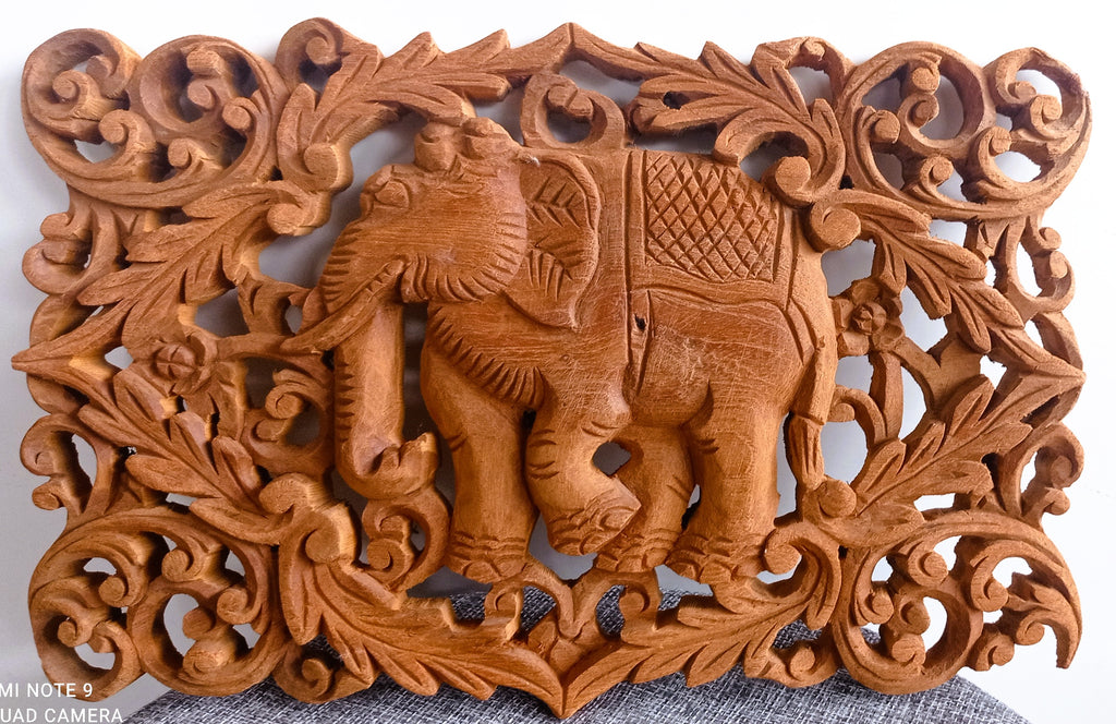 Panneau mural thaïlandais – Éléphant en teck sculpté – Artisanat de Chiang Mai – 30 × 20 cm