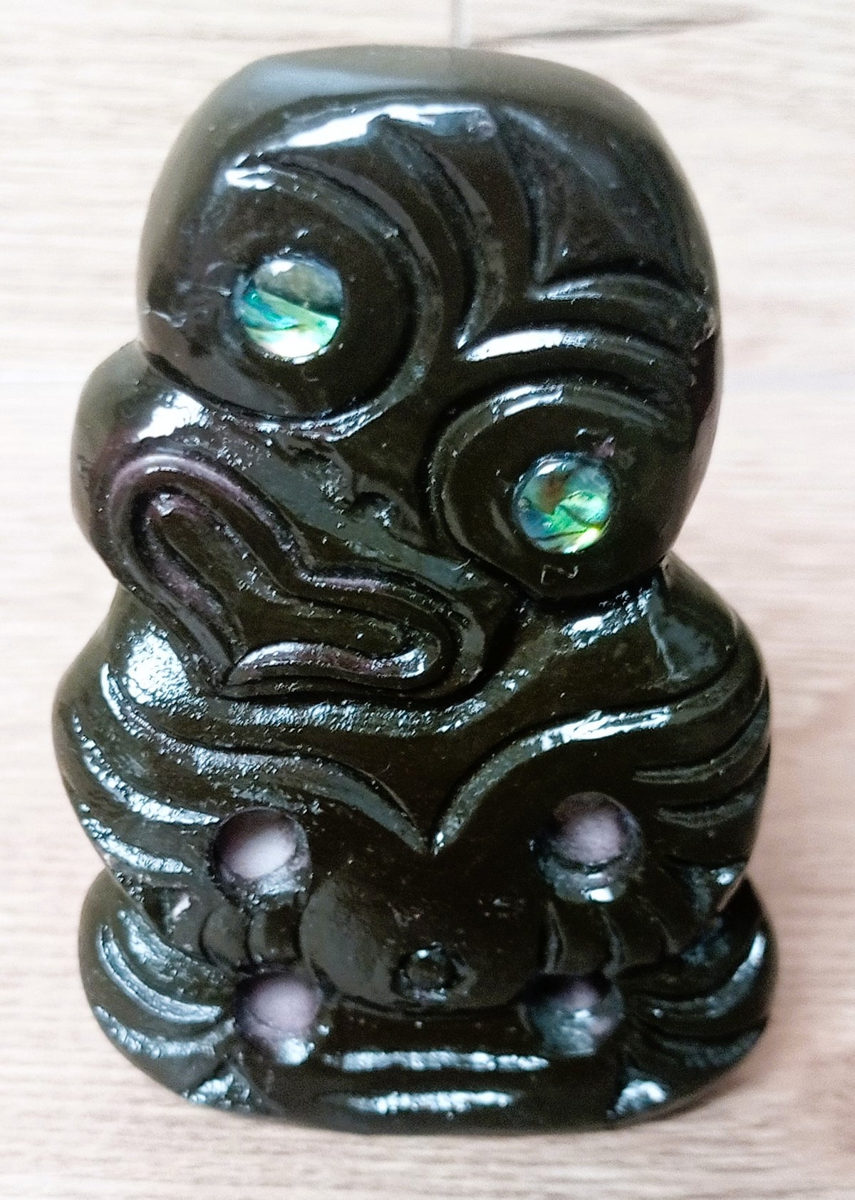 Petite statuette Tiki Māori – Incrustations de pāua – Nouvelle-Zélande – 8 cm