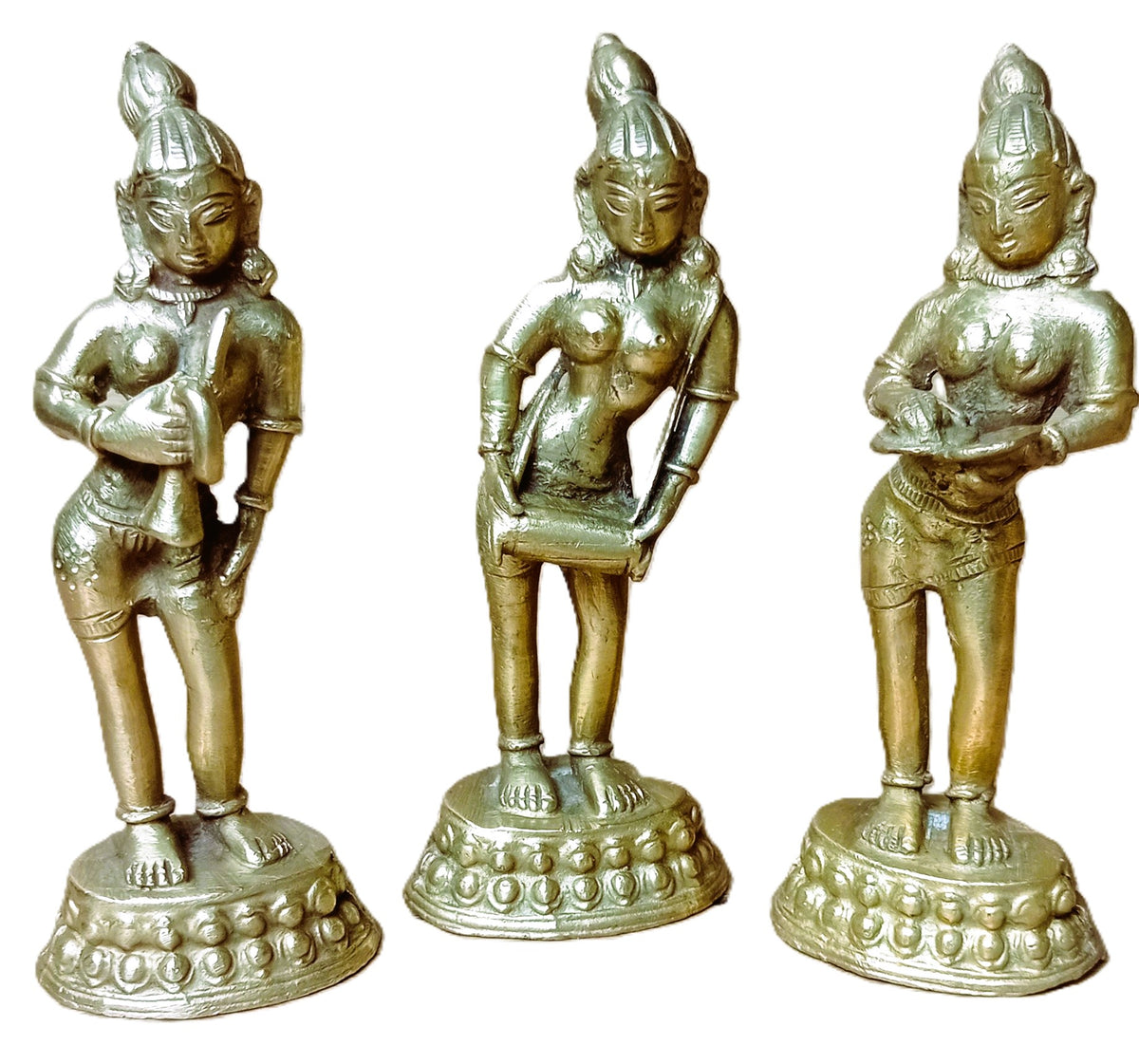 Ensemble de trois statuettes apsara en laiton – Musiciennes célestes. Art Khmer, Cambodge