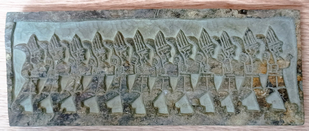 Bas-relief assyrien en pierre – Procession de soldats – Art mésopotamien – 20 cm