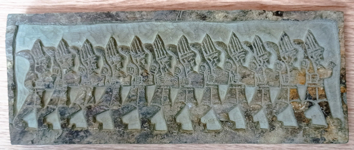 Bas-relief assyrien en pierre – Procession de soldats – Art mésopotamien – 20 cm