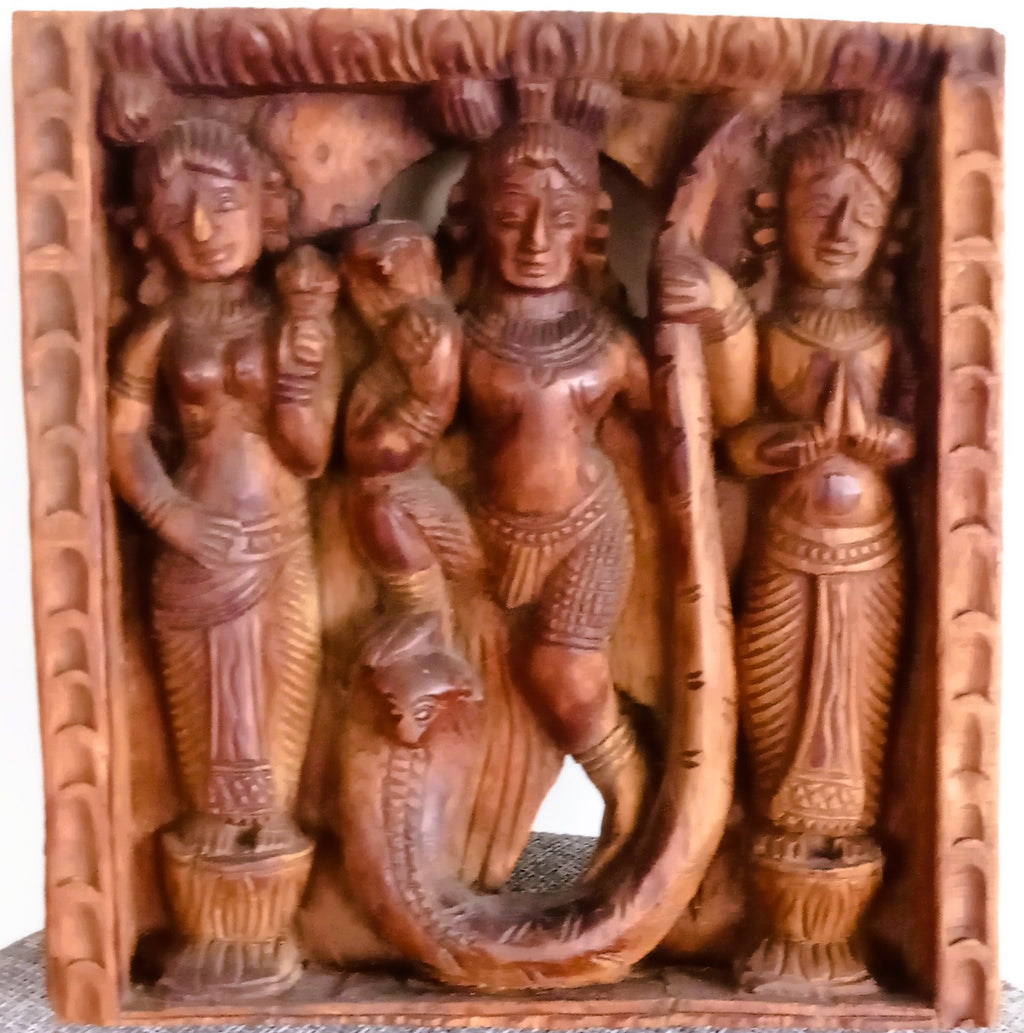 Bas-relief indien Krishna et Kāliya – Bois sculpté – Scène hindoue – Inde vintage