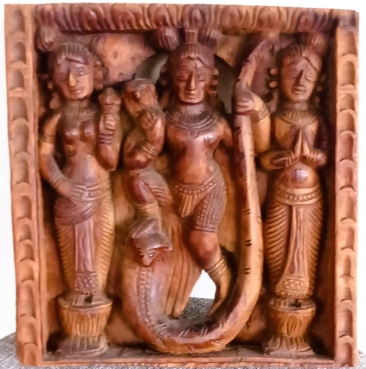Bas-relief indien Krishna et Kāliya – Bois sculpté – Scène hindoue – Inde vintage