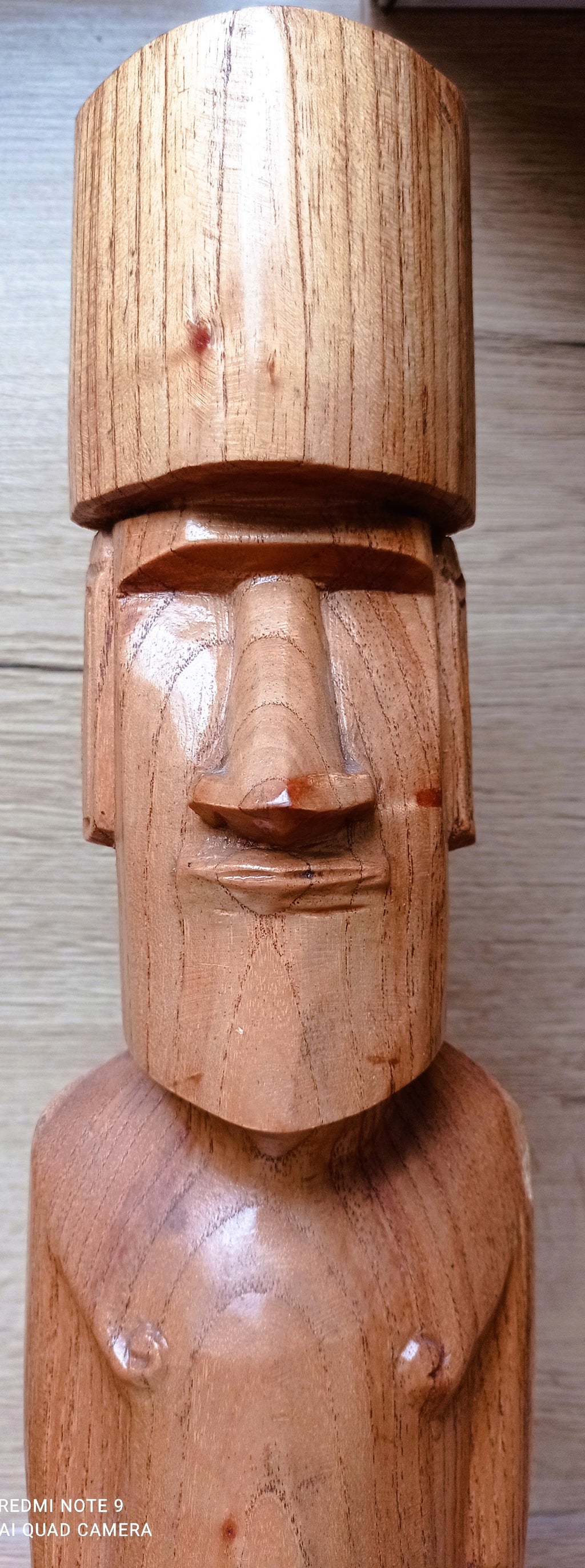 Grand Moaï de Rapa Nui avec Pukao – Bois sculpté clair – Île de Pâques – 39 cm