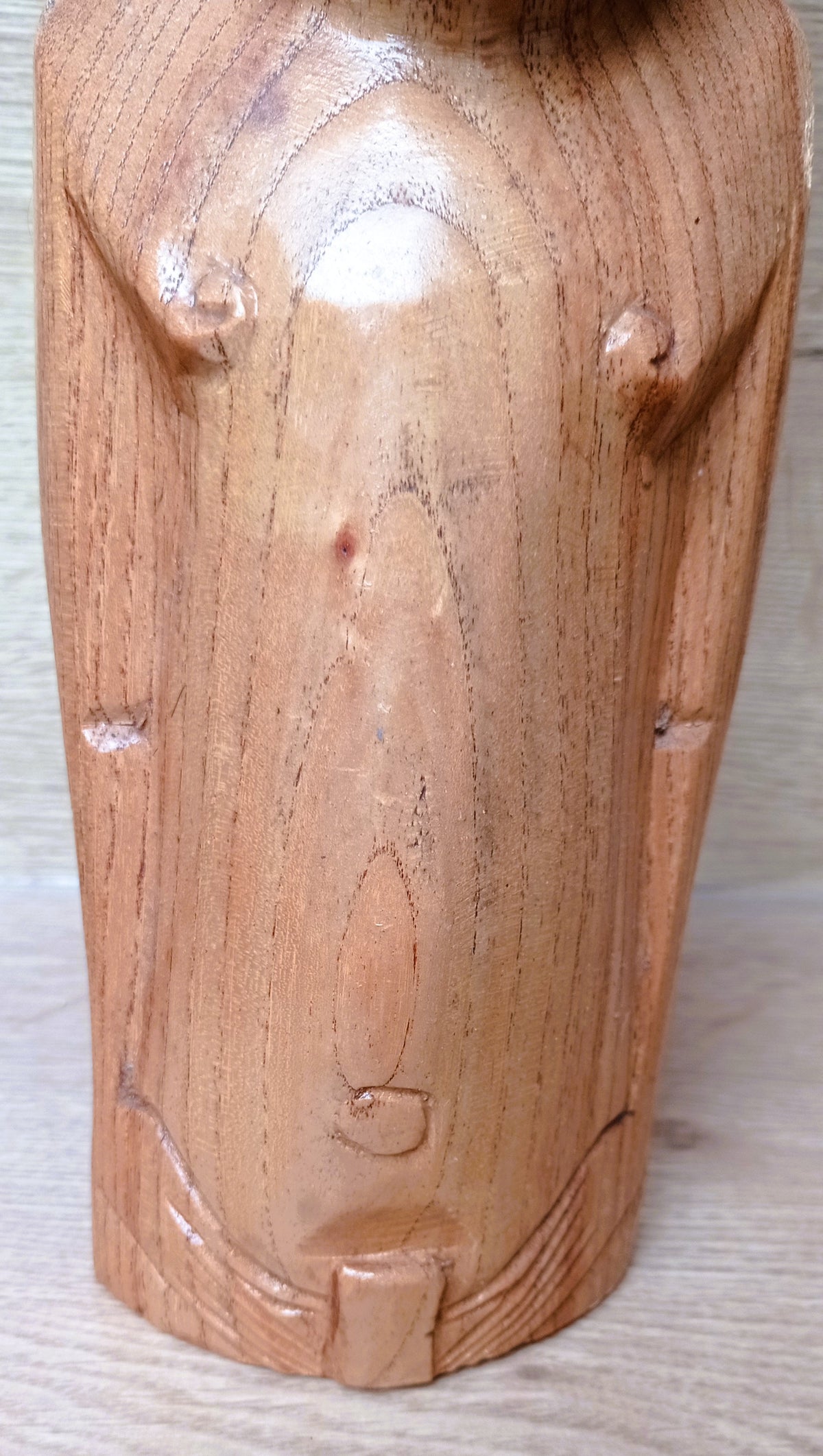 Grand Moaï de Rapa Nui avec Pukao – Bois sculpté clair – Île de Pâques – 39 cm