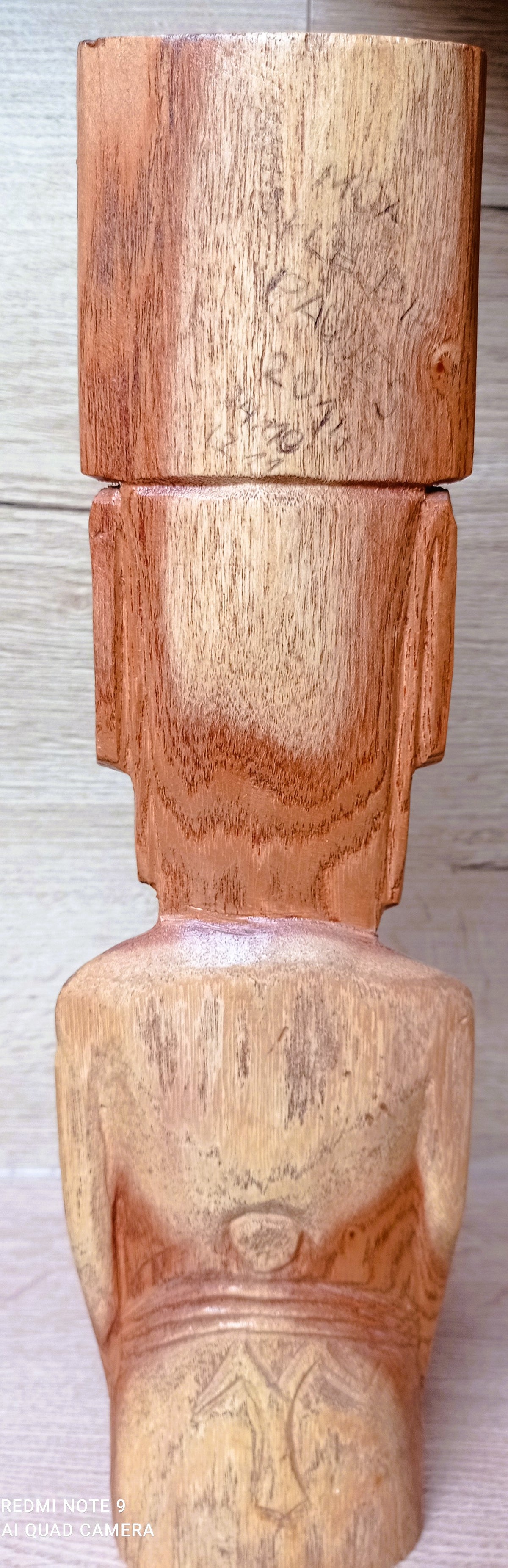 Grand Moaï de Rapa Nui avec Pukao – Bois sculpté clair – Île de Pâques – 39 cm