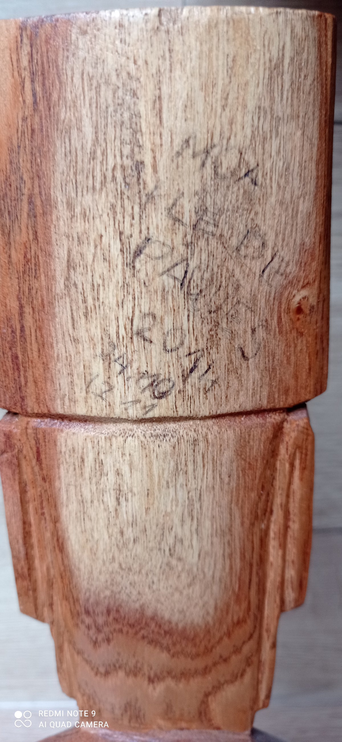 Grand Moaï de Rapa Nui avec Pukao – Bois sculpté clair – Île de Pâques – 39 cm