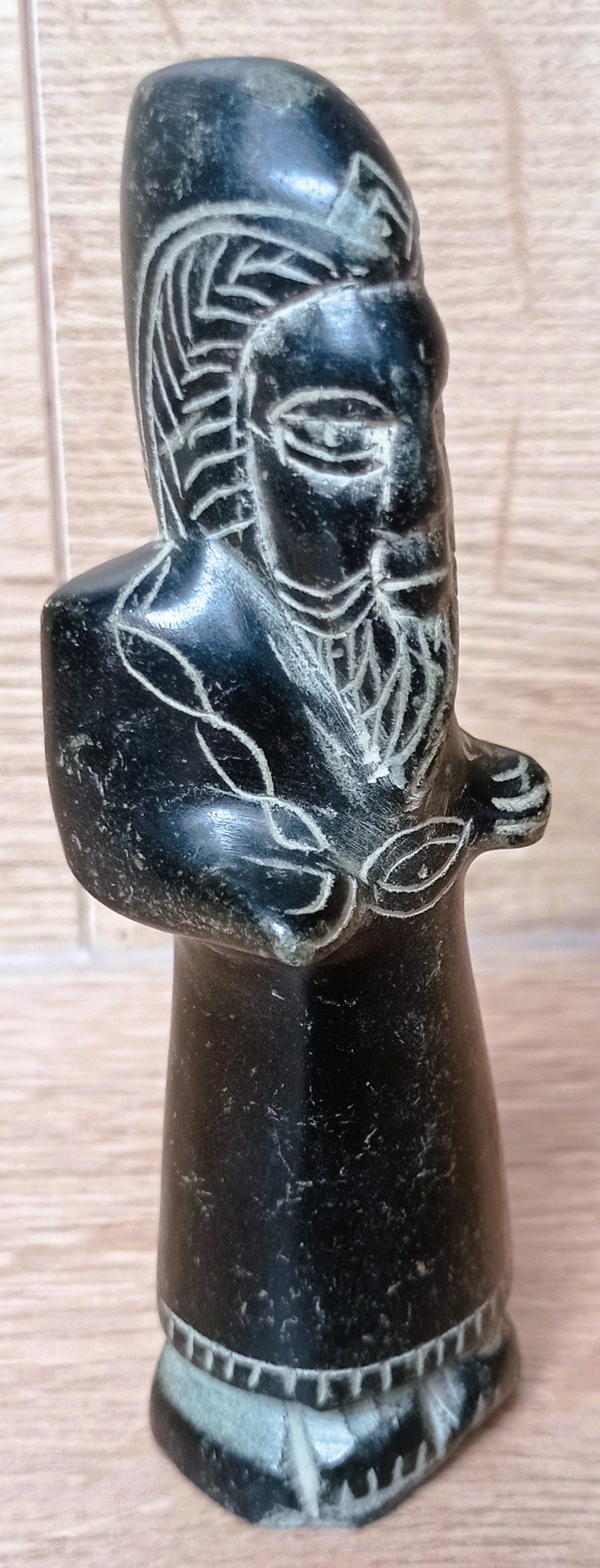 Statuette sumérienne en pierre – Orant de Mésopotamie inspiré de Gudéa – 11,5 cm