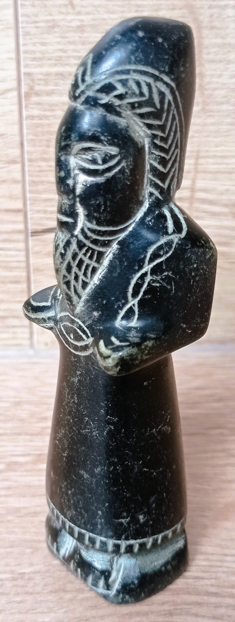 Statuette sumérienne en pierre – Orant de Mésopotamie inspiré de Gudéa – 11,5 cm
