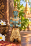 Theppanom thaïlandaise agenouillée en bronze – Patine turquoise et dorée – 18 cm