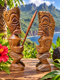 Paire de Tiki en bois sculpté – Artisanat des Îles Marquises, Polynésie – 24 et 25 cm