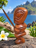 Tiki guerrier polynésien en bois avec lance – Tahiti / Îles Marquises – 18,5 cm