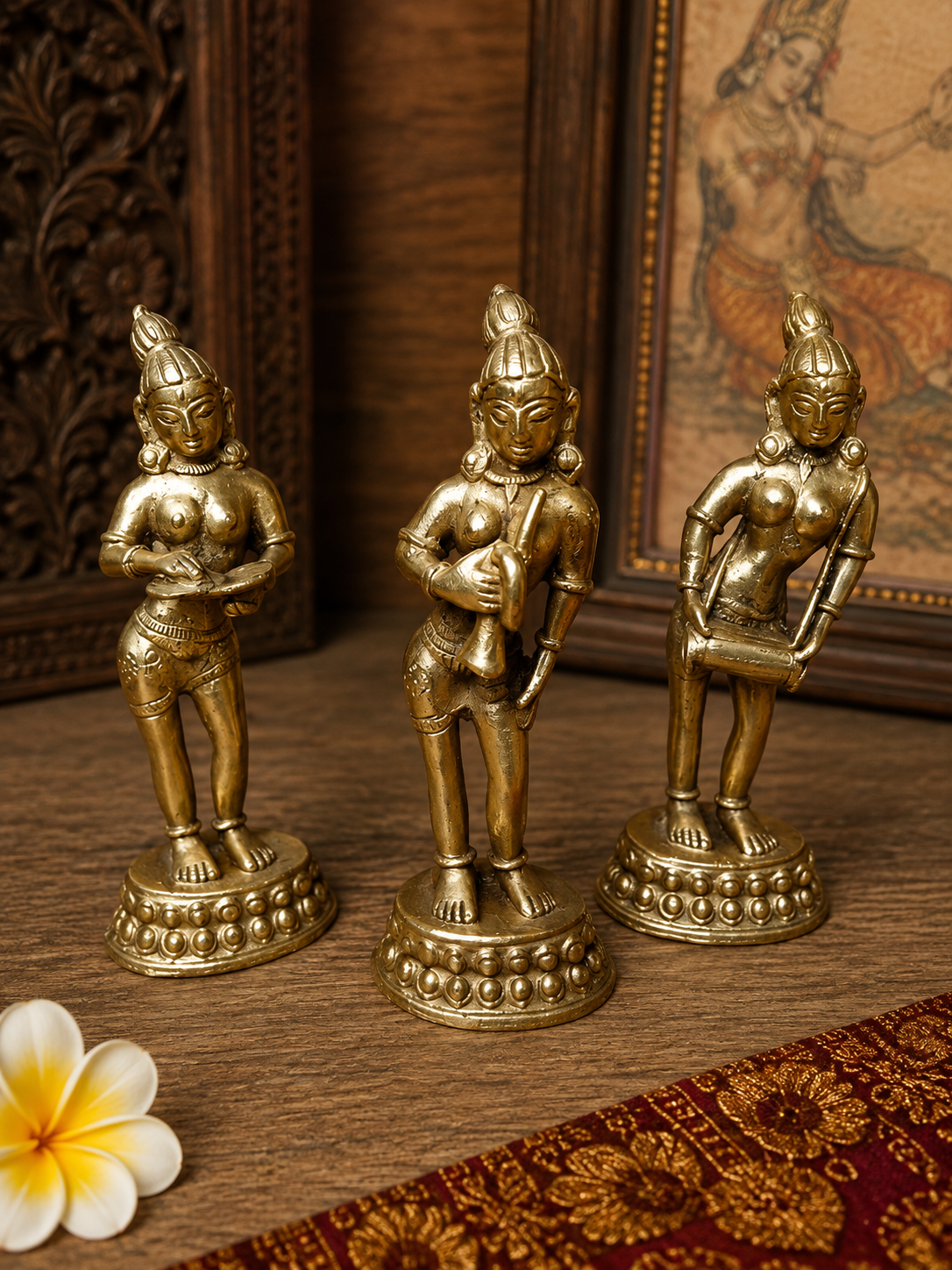 Ensemble de trois statuettes apsara en laiton – Musiciennes célestes. Art Khmer, Cambodge
