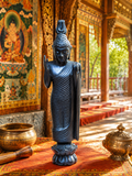 Statue Bouddha debout vintage en bois sculpté – Abhaya Mudra, Asie.