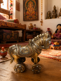 Figurine Vintage d'un cheval de mariage indien sur roues en laiton massif moulé, Jouet Ancien, Objet de Collection. Inde