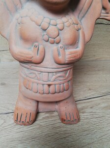 Statuette féminine en terre cuite – Style Jalisco, Mexique – Art précolombien – 34 cm