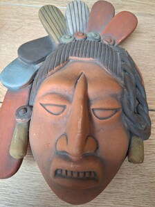 Grand masque mexicain en terre cuite polychrome – Guerrier cérémoniel à coiffe – Art précolombien – 30 cm