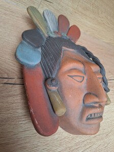 Grand masque mexicain en terre cuite polychrome – Guerrier cérémoniel à coiffe – Art précolombien – 30 cm