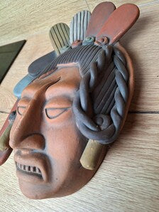 Grand masque mexicain en terre cuite polychrome – Guerrier cérémoniel à coiffe – Art précolombien – 30 cm