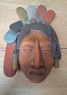 Grand masque mexicain en terre cuite polychrome – Guerrier cérémoniel à coiffe – Art précolombien – 30 cm
