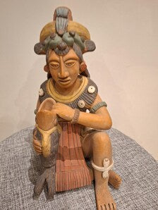 Grande statuette Maya polychrome – Dignitaire à l’offrande – Atelier Arcia – 22cm
