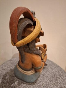 Grande statuette Maya polychrome – Dignitaire à l’offrande – Atelier Arcia – 22cm
