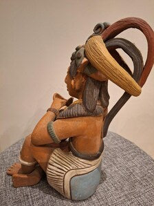 Grande statuette Maya polychrome – Dignitaire à l’offrande – Atelier Arcia – 22cm
